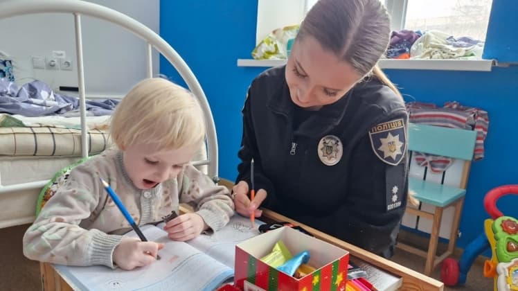 У Кам’янському правоохоронці привітали дітей із