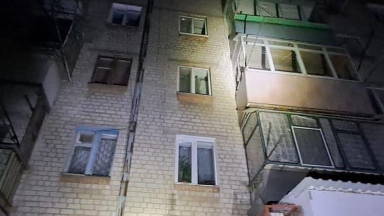 Нічна атака на Нікополь: дрони-камікадзе та артилерійські обстріли пошкодили будівлі в місті